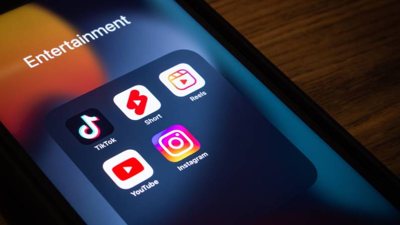 how does youtube shorts work